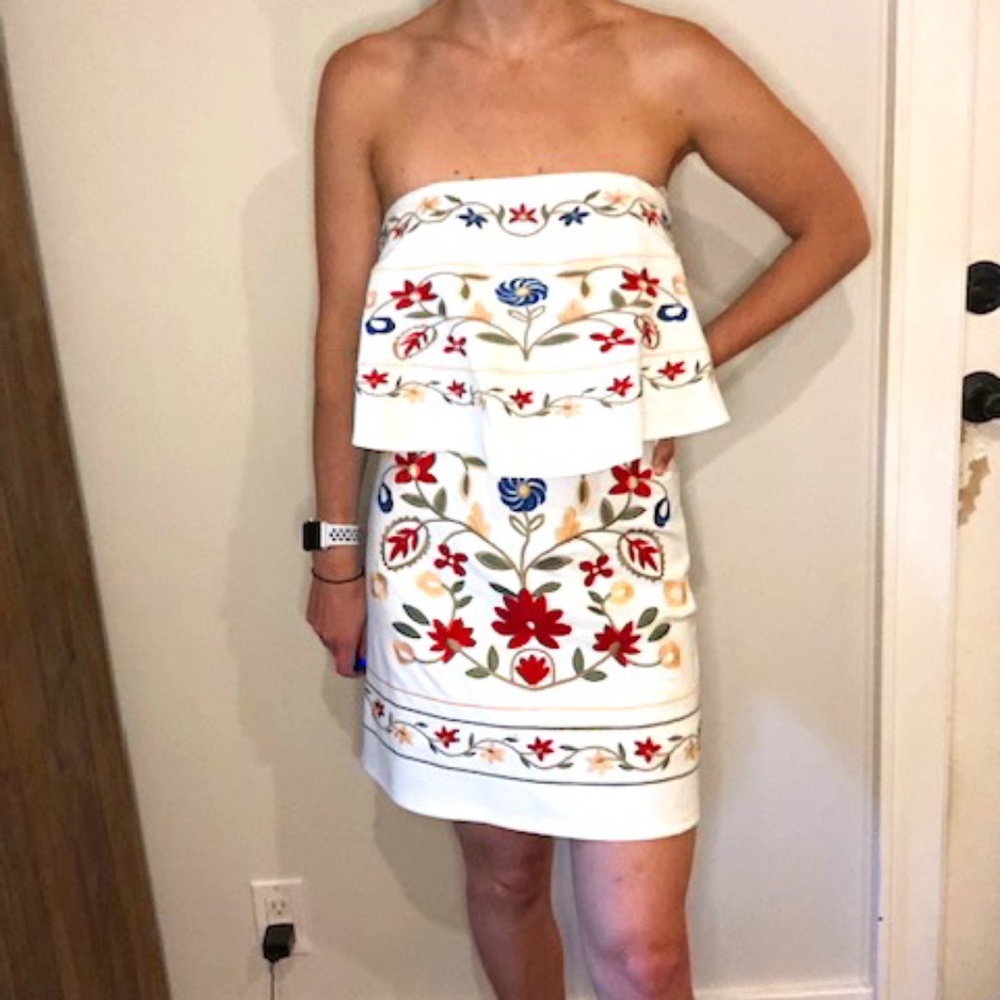 Strapless white dress embroidery flowers, small